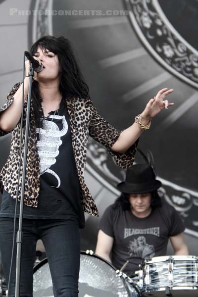 THE DEAD WEATHER - 2010-07-02 - BELFORT - Presqu'ile du Malsaucy - Alison Nicole Mosshart - John Anthony Gillis [Jack White]